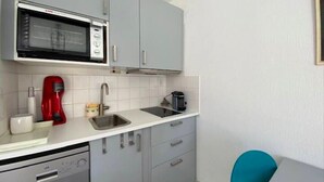 Et lille køkken med mikroovn, kaffemaskine og brødrister.