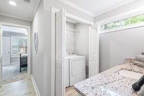 Duschwanne, Haartrockner, Handtücher, Toilettenpapier