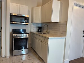 Fridge, microwave, oven, stovetop - Historic Central Business District Property 3A - 2 min walk to French Quarter (New Orleans)