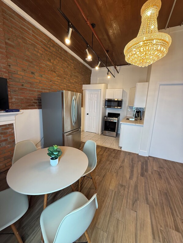 Dining - Historic Central Business District Property 3A - 2 min walk to French Quarter (New Orleans)