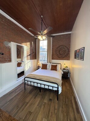 2 bedrooms, iron/ironing board, travel cot, free WiFi - Historic Central Business District Property 3A - 2 min walk to French Quarter (New Orleans)