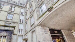 A historic building with stone facades, multiple windows, and a plaque indicating its heritage. - Ermine - Intramuros proche plage - St Malo (Saint-Malo)