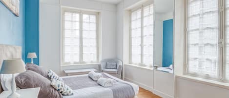 1 habitación, tabla de planchar con plancha, wifi gratis y ropa de cama