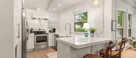 Refrigerador, microondas, horno y parrilla de estufa