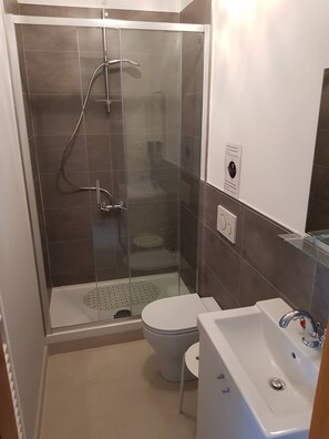 Sèche-cheveux, serviettes fournies, papier toilette