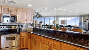 Una cocina moderna con armarios de madera, electrodomésticos de acero inoxidable y una isla grande con asientos.