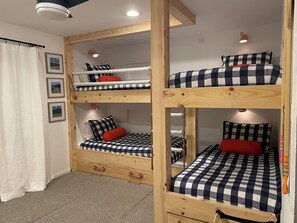 Trundle Bed - Updated and Fabulos, condo with outdoor sundeck close to everything (Mammoth Lakes)