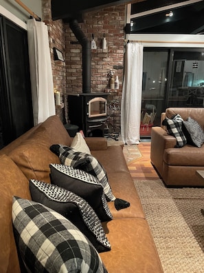 Living area - Updated and Fabulos, condo with outdoor sundeck close to everything (Mammoth Lakes)