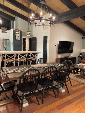 Dining - Updated and Fabulos, condo with outdoor sundeck close to everything (Mammoth Lakes)