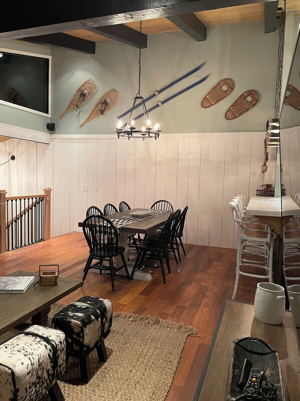 Family Style Dinning - Updated and Fabulos, condo with outdoor sundeck close to everything (Mammoth Lakes)