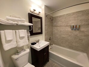 Ensemble douche/baignoire, sèche-cheveux, serviettes fournies, savon