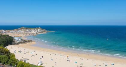 Wave Watching, Stunning Sea Views - Sleeps 6 - On-Site Parking for One Car