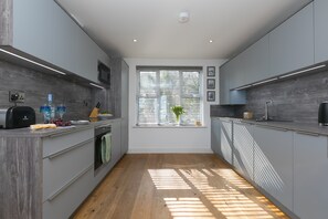 Kühlschrank, Mikrowelle, Ofen, Geschirrspüler