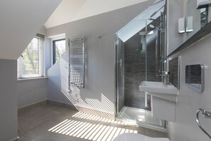 Duschwanne, Haartrockner, Handtücher