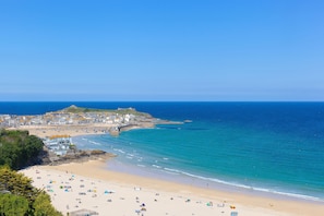 Beach - Wave Watching, Stunning Sea Views - Sleeps 6 - On-Site Parking for One Car (Saint Ives)
