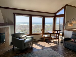 Smart TV, fireplace, DVD player, table tennis - Blue Diamond@Monterey Dunes OCEANFRONT 3bed/3bath-sleeps 7
Monterey/Santa Cruz (Moss Landing)