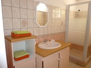 Dusche, Haartrockner, Handtücher, Toilettenpapier