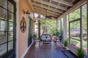 Terrace/patio - 6-SEATER GOLF CART INCLUDED! This charming Cottage is located steps to the pool. (Miramar Beach)