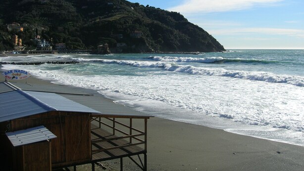 A beach with a wooden lifeguard station and a sign for 'Bar Nadia'. - Sant'antonino Apartments - Maestrale (levanto)