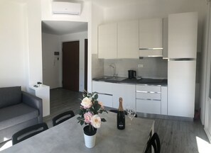 Fridge, microwave, stovetop, dishwasher