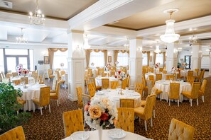 Daily cooked-to-order breakfast (RON 30 per person)