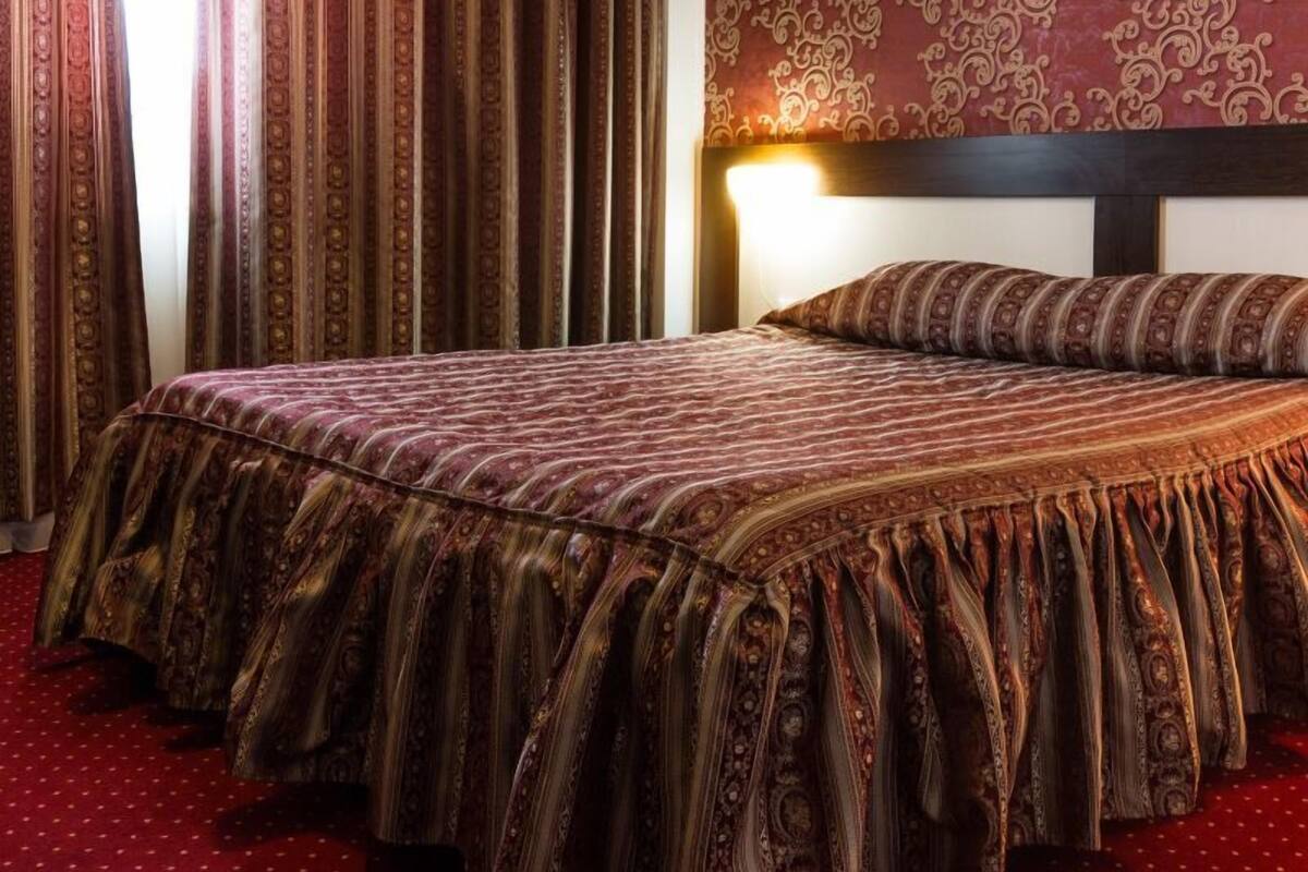 واي فاي مجانًا وملاءات أسرّة