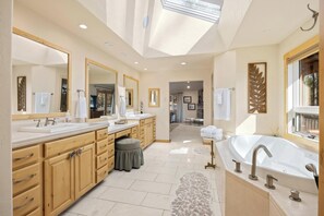 Combined shower/bathtub, jetted bath, hair dryer, towels