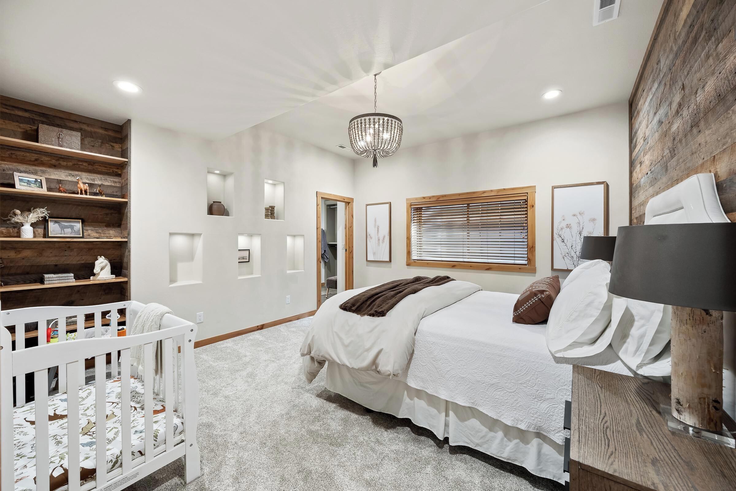 6 bedrooms, desk, iron/ironing board, travel crib