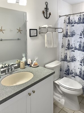 Bañera con ducha, toallas