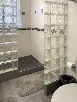 Combined shower/tub, towels