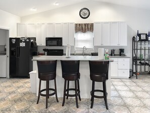 Fridge, microwave, oven, stovetop - Direct Gulf Access Island Retreat - Boat Lift, No Bridges, Convenient Location! (Bokeelia)