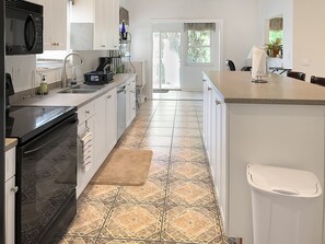 Fridge, microwave, oven, stovetop - Direct Gulf Access Island Retreat - Boat Lift, No Bridges, Convenient Location! (Bokeelia)