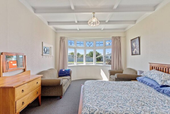 4 bedrooms, iron/ironing board, WiFi, bed sheets