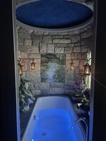 Spring Meadow | Private spa tub