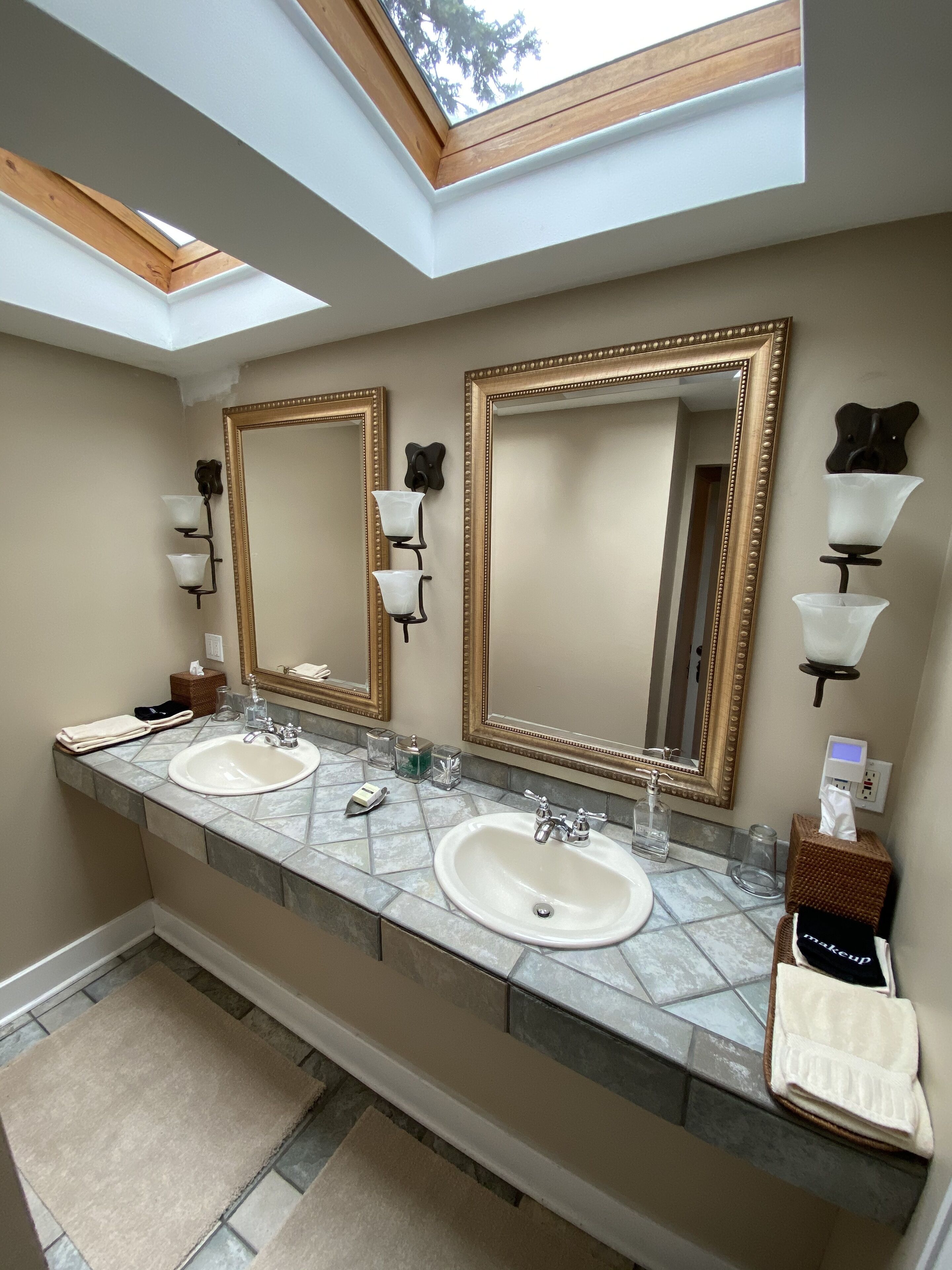 客房 | 浴室 | 独立的浴缸和淋浴、按摩浴缸、免费洗浴用品、吹风机