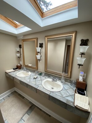 룸 | 욕실 | 별도의 욕조 및 샤워 시설, 분사식 욕조, 무료 세면용품, 헤어드라이어