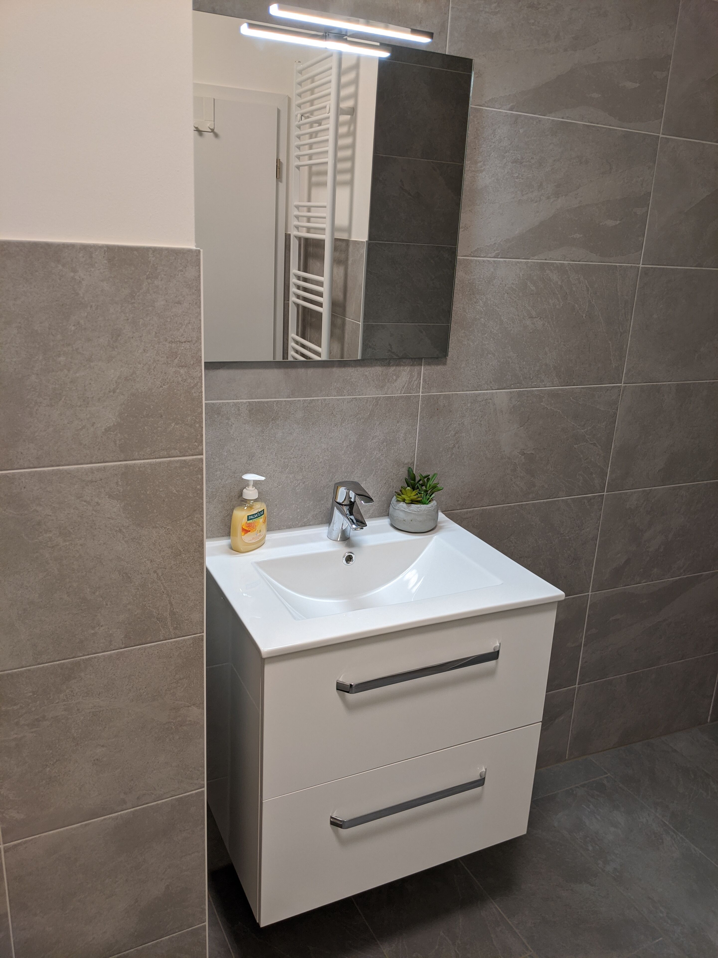 Dusche, Haartrockner, Handtücher, Toilettenpapier