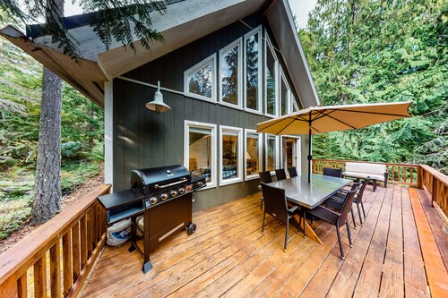 Rural, dog-friendly home with loft, deck, firepit, private grill, and game room