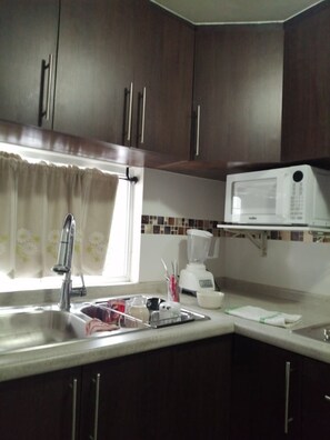 冰箱、微波炉、烤箱、炉灶