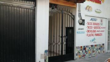 Pintu masuk properti