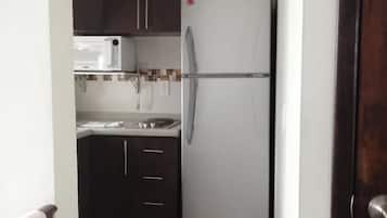 Lemari es, microwave, oven, dan kompor