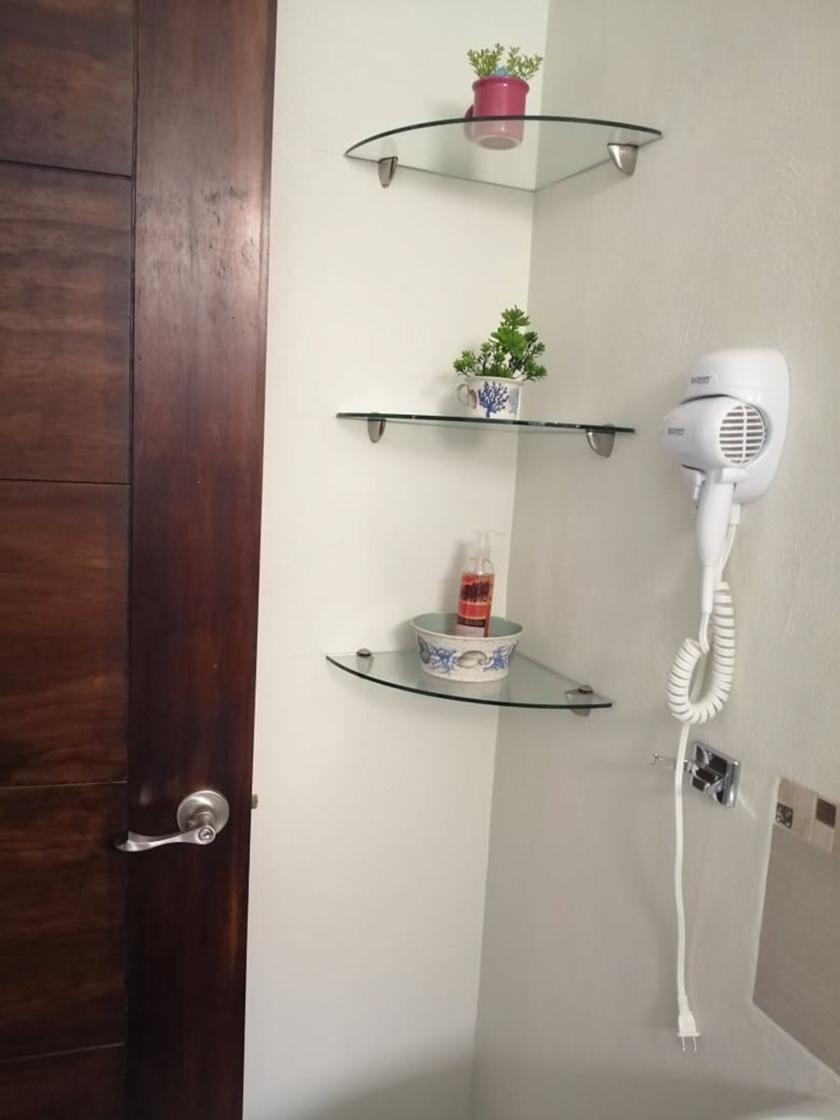 Shower, pancuran hujan, handuk, dan sabun