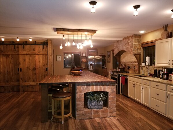 Fridge, microwave, oven, stovetop - Rocky Mountain Estate with 5,000 sf & Close To Ski Resorts (Evergreen)
