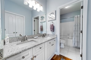 Combined shower/bathtub, jetted bath, towels - Lake Norman Waterfront Condo Retreat - Dog Friendly Cornelius Vacation Rental (Cornelius)