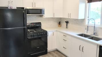 Geladeira, micro-ondas, fogão, cooktop