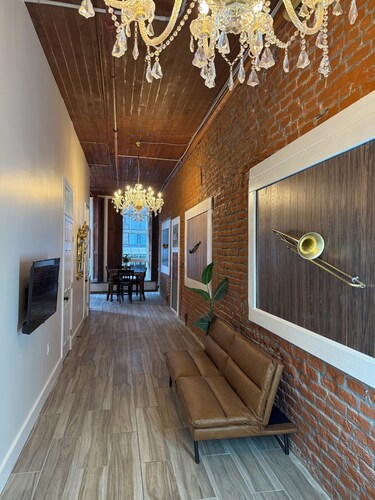 Downtown New Orleans Balcony Suite 2 Minute Walk to French Quarter 2B