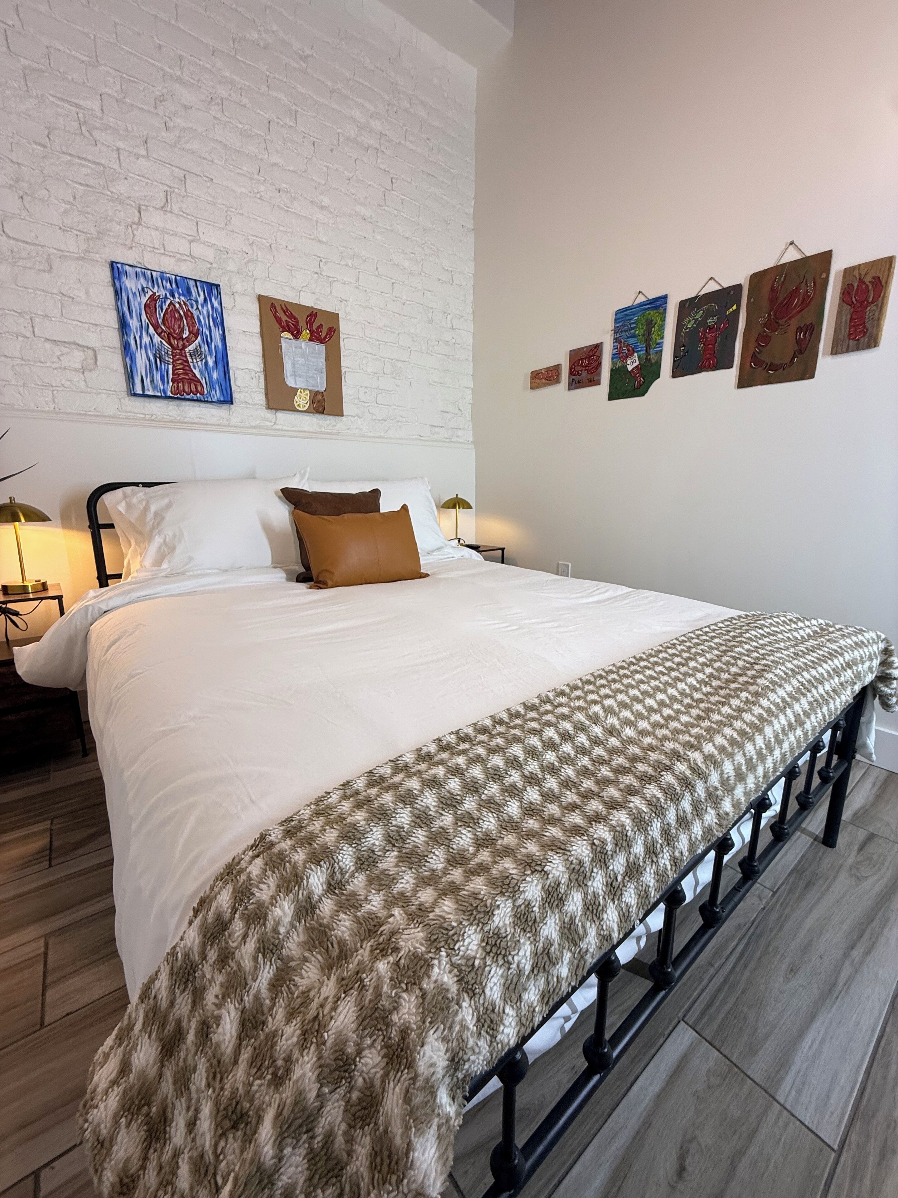 3 bedrooms, desk, iron/ironing board, travel cot