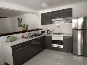 Kühlschrank, Mikrowelle, Ofen, Herdplatte