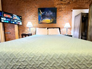 3 bedrooms, iron/ironing board, travel cot, free WiFi - Historic Downtown Hardwood Apartment 2 Minute Walk to French Quarter -3B (New Orleans)