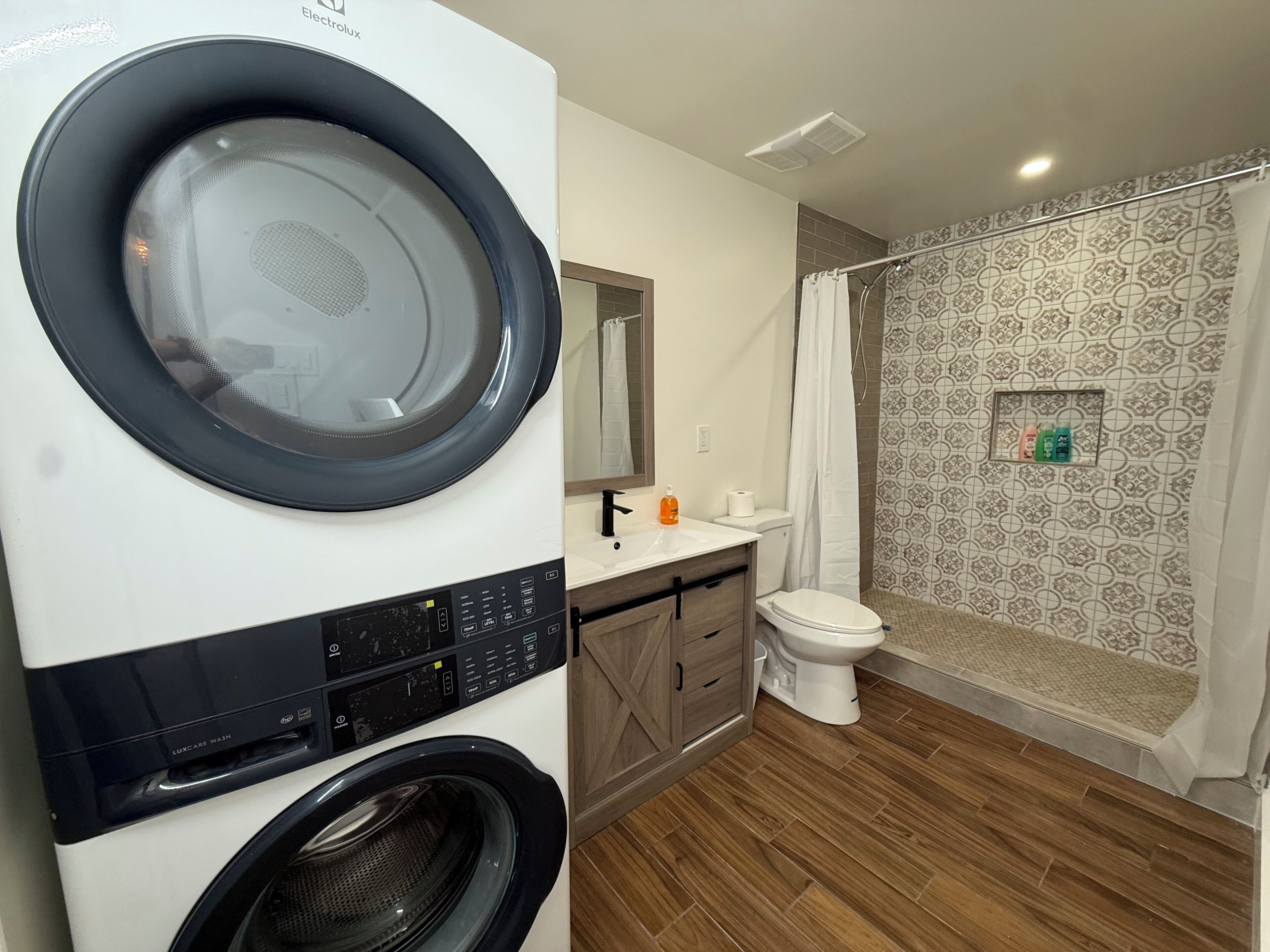 Douche, sèche-cheveux, serviettes fournies, savon